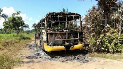 Pais e alunos incendeiam ônibus escolar em Santa Luzia do Paruá