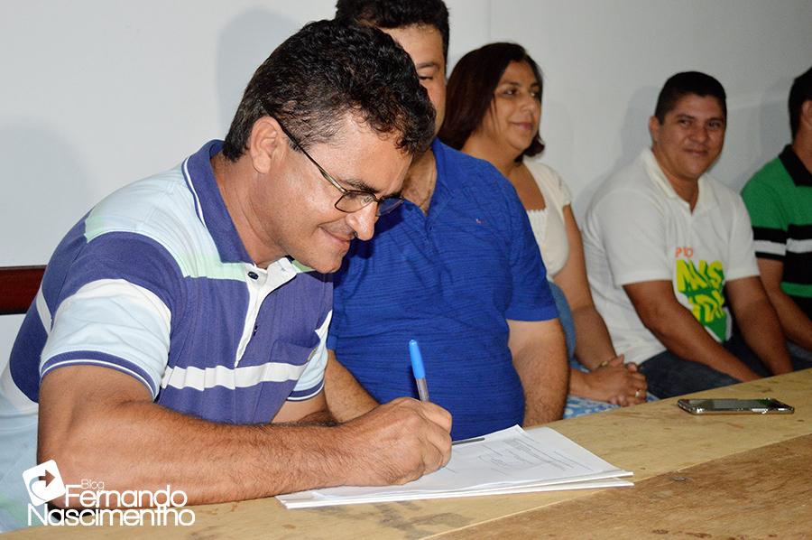 Adelmo Soares assina Termo de ateste do PAA em Junco do Maranhão