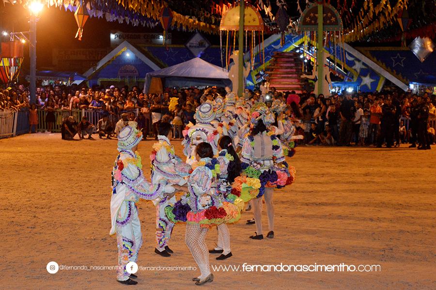 Romim Mata reúne uma multidão no encerramento do Arraiá do Povão