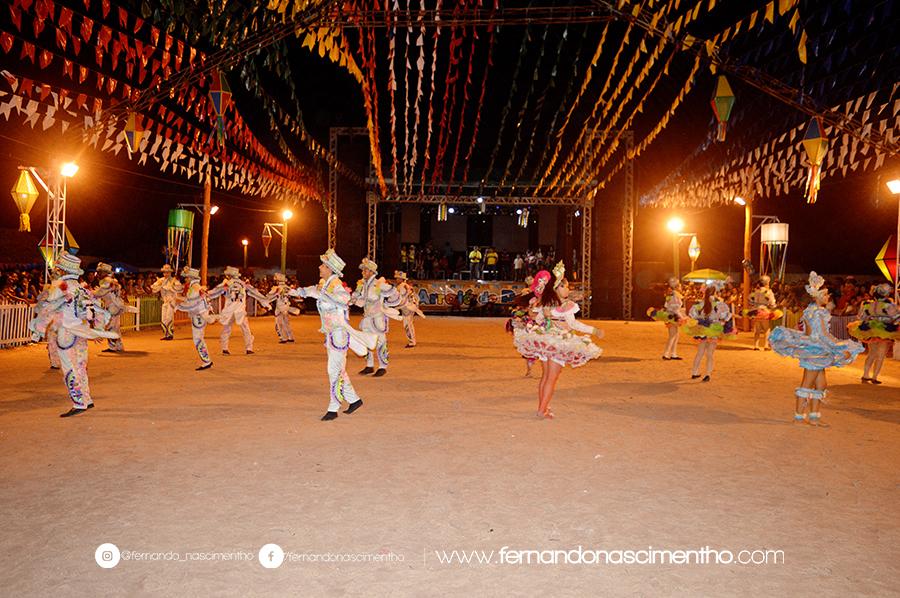 Romim Mata reúne uma multidão no encerramento do Arraiá do Povão