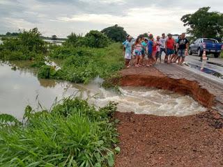 Chuva faz pista se romper e cratera interdita BR-222 no norte do Maranhão