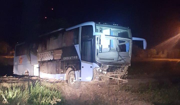 Acidente de ônibus na BR-135 foi causado após surto de passageiro