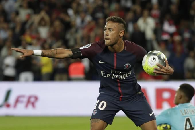 Neymar dá show em goleada do PSG na estreia em Paris