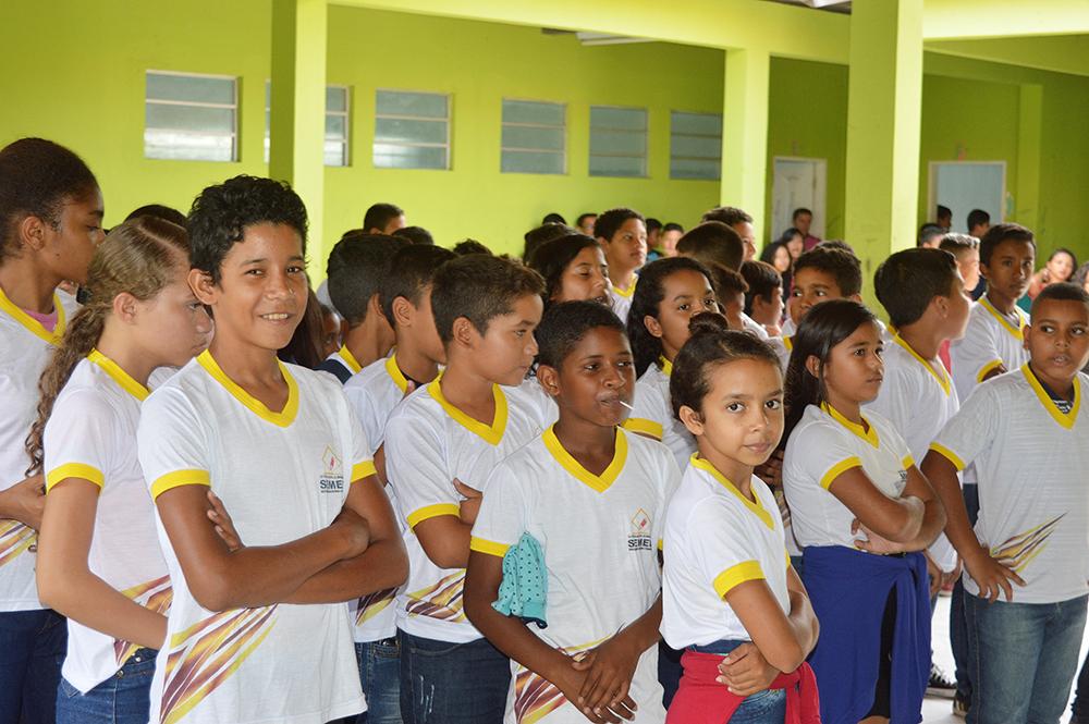 Prefeitura entrega fardamento aos alunos da Rede Municipal de Ensino 