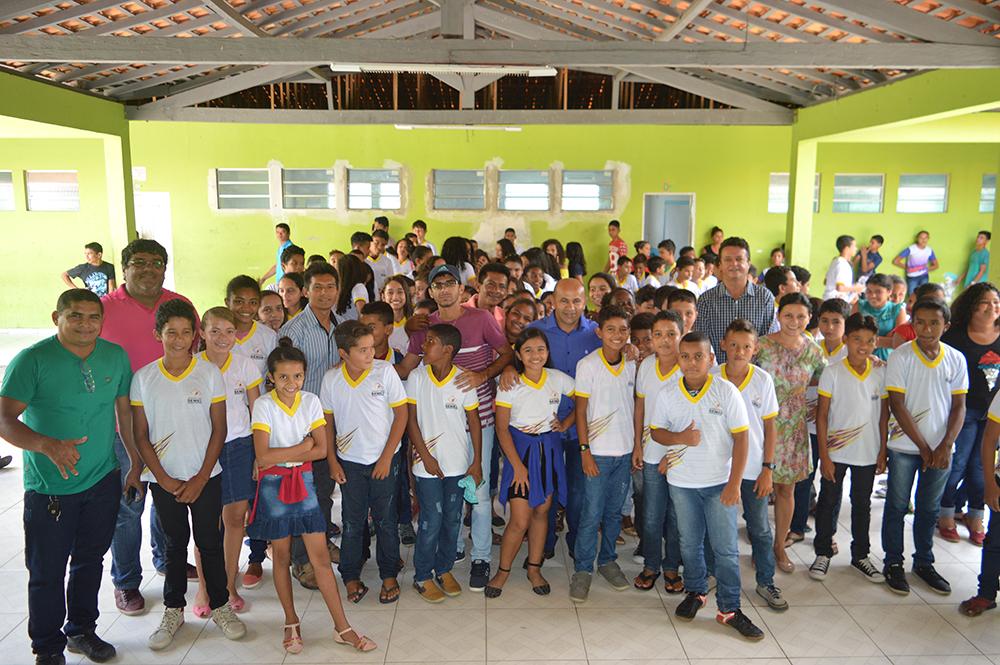 Prefeitura entrega fardamento aos alunos da Rede Municipal de Ensino 