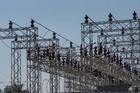 Cobrança extra na conta de luz faz brasileiro pagar ainda mais imposto