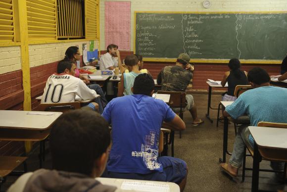 Ensino gratuito é a política mais eficaz na distribuição de renda, aponta estudo