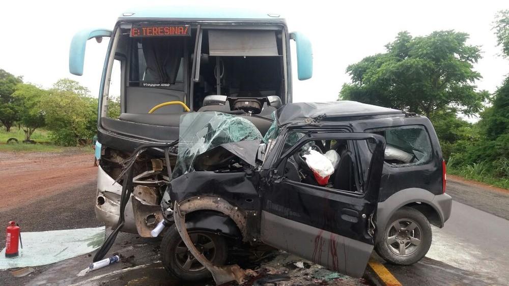 Colisão entre um ônibus e um veículo deixa um morto na BR-316 no Maranhão