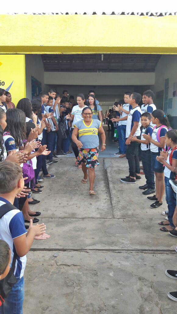 Em Amapá do Maranhão alunos recepcionam as mulheres com aplausos e homenagens