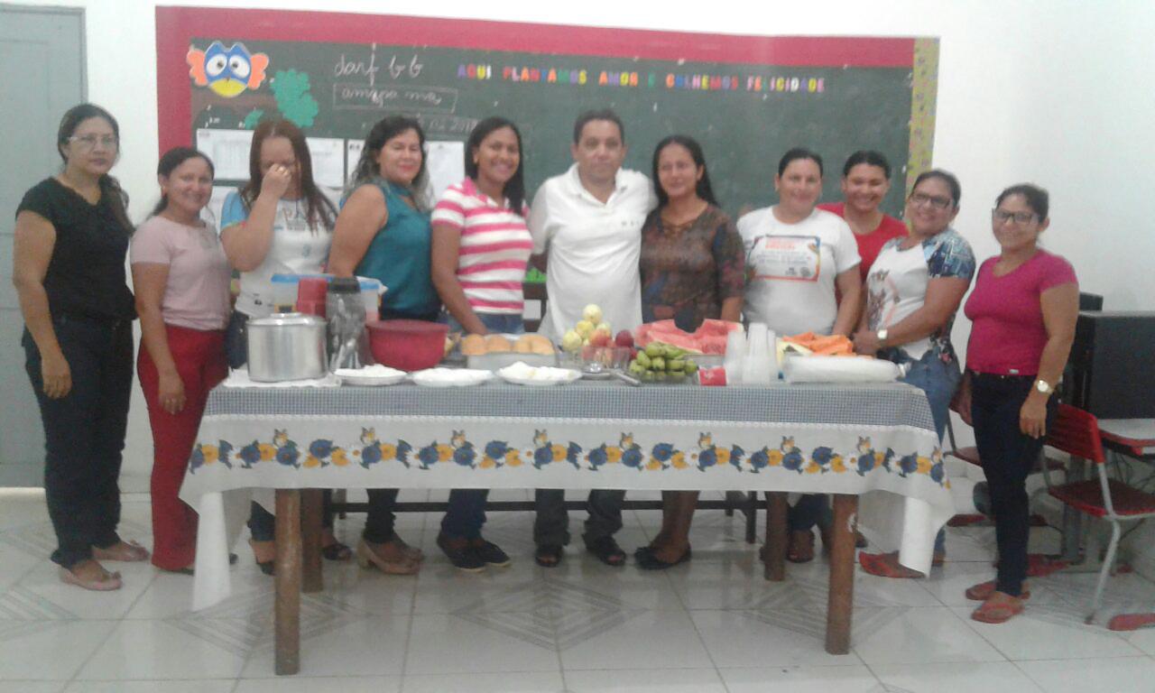 Em Amapá do Maranhão alunos recepcionam as mulheres com aplausos e homenagens