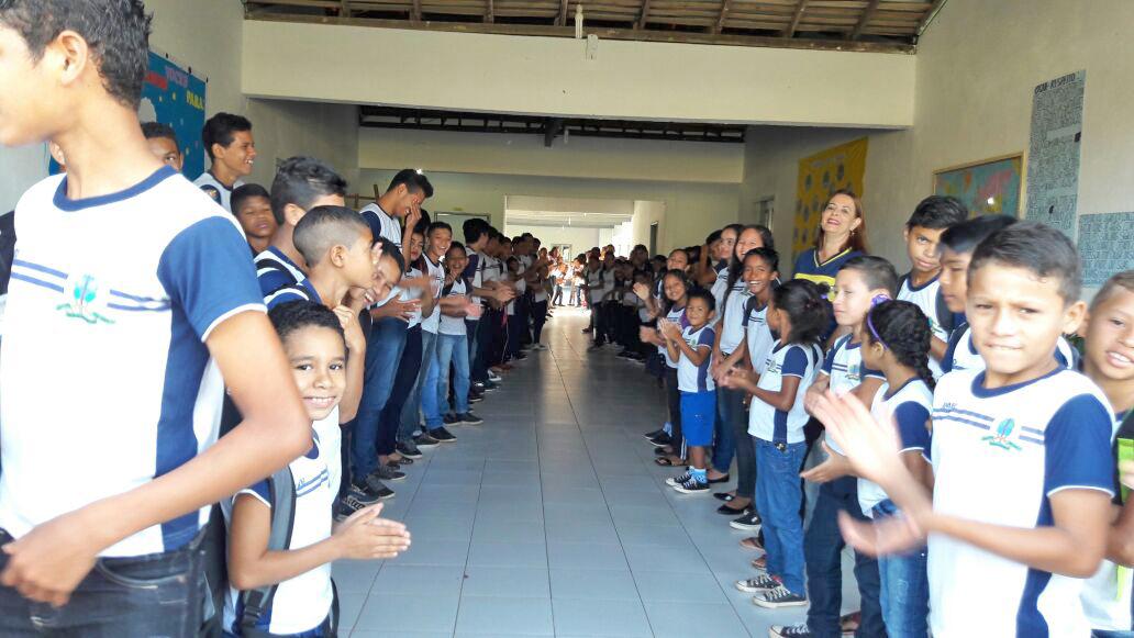 Em Amapá do Maranhão alunos recepcionam as mulheres com aplausos e homenagens