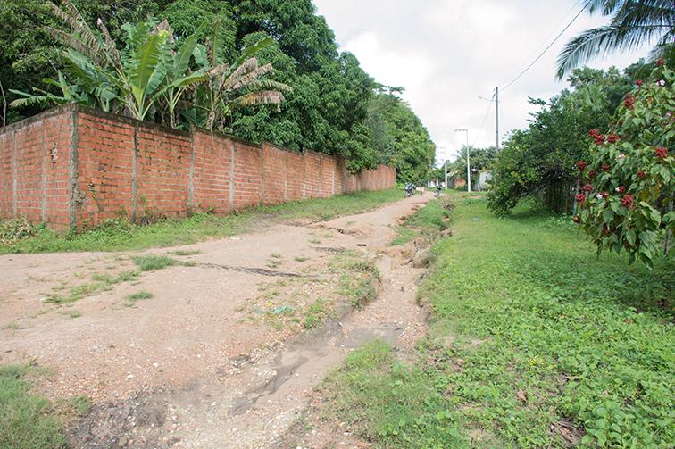 Moradores reclamam de buracos em ruas do Povoado Limão