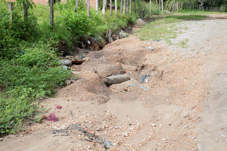 Moradores reclamam de buracos em ruas do Povoado Limão