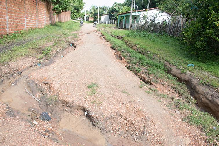 Moradores reclamam de buracos em ruas do Povoado Limão