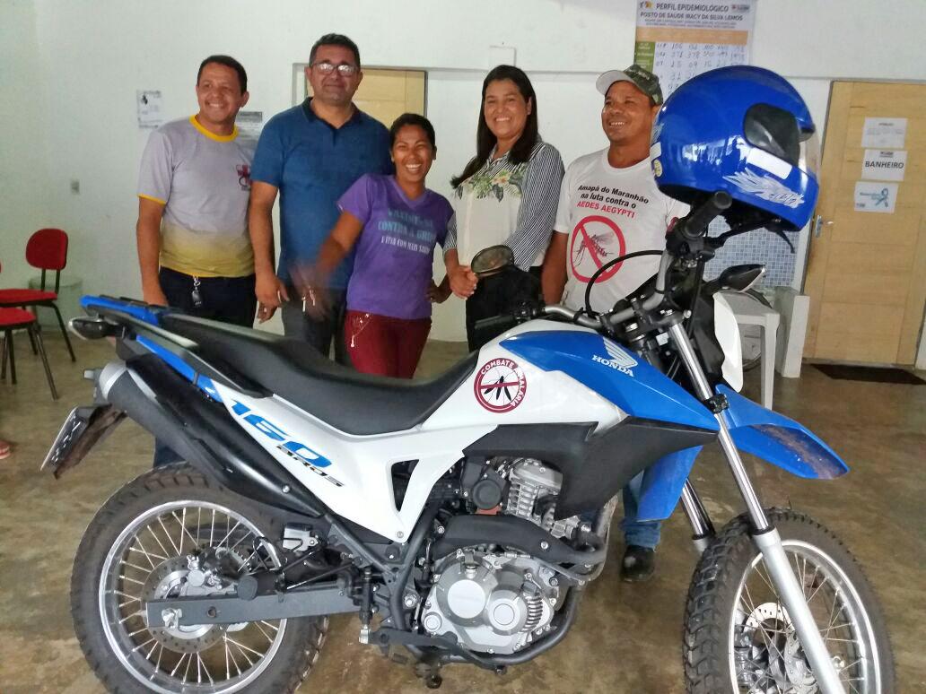 Agentes de Endemias de Amapá do Maranhão receberam uma moto 0 km para facilitar o combate à malária