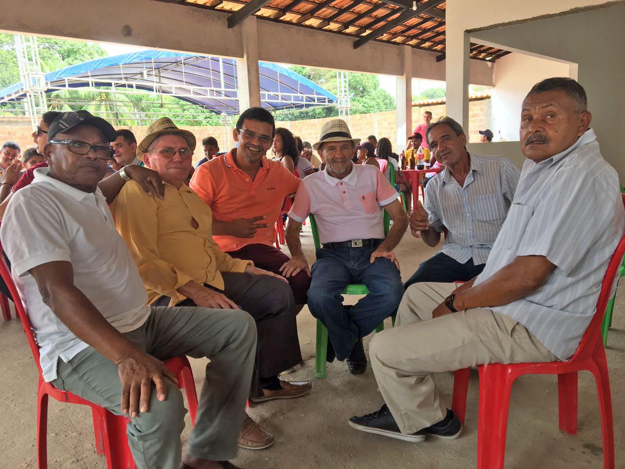 Ney Passinho completou mais um ano de vida e comemorou ao lado de amigos em Centro Novo