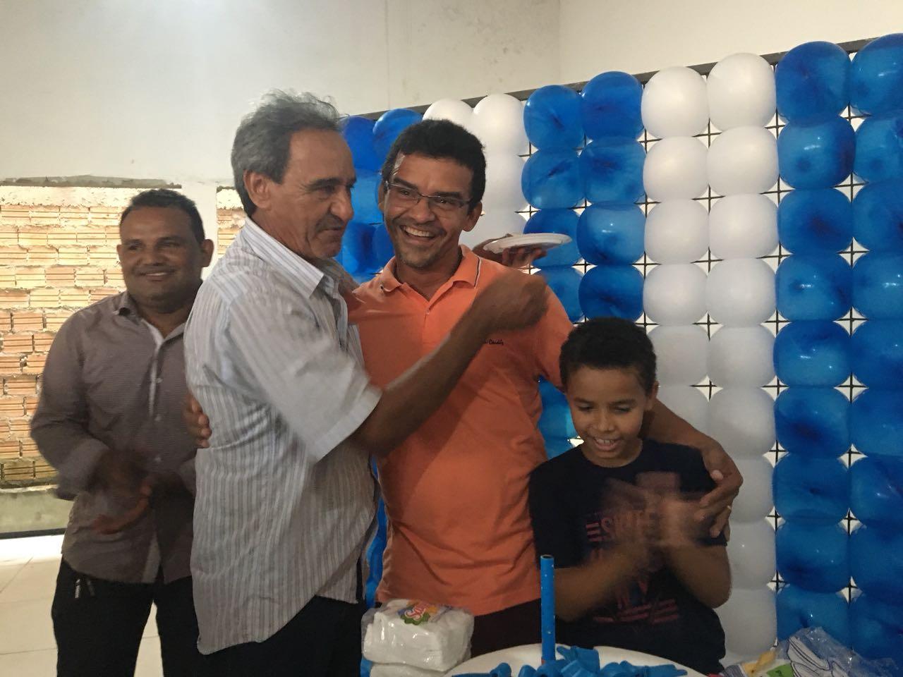 Ney Passinho completou mais um ano de vida e comemorou ao lado de amigos em Centro Novo