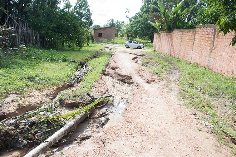 Moradores reclamam de buracos em ruas do Povoado Limão