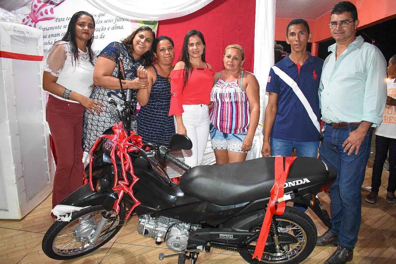 Praça lotada e show de prêmios marcam o Dia das Mães juncoenses