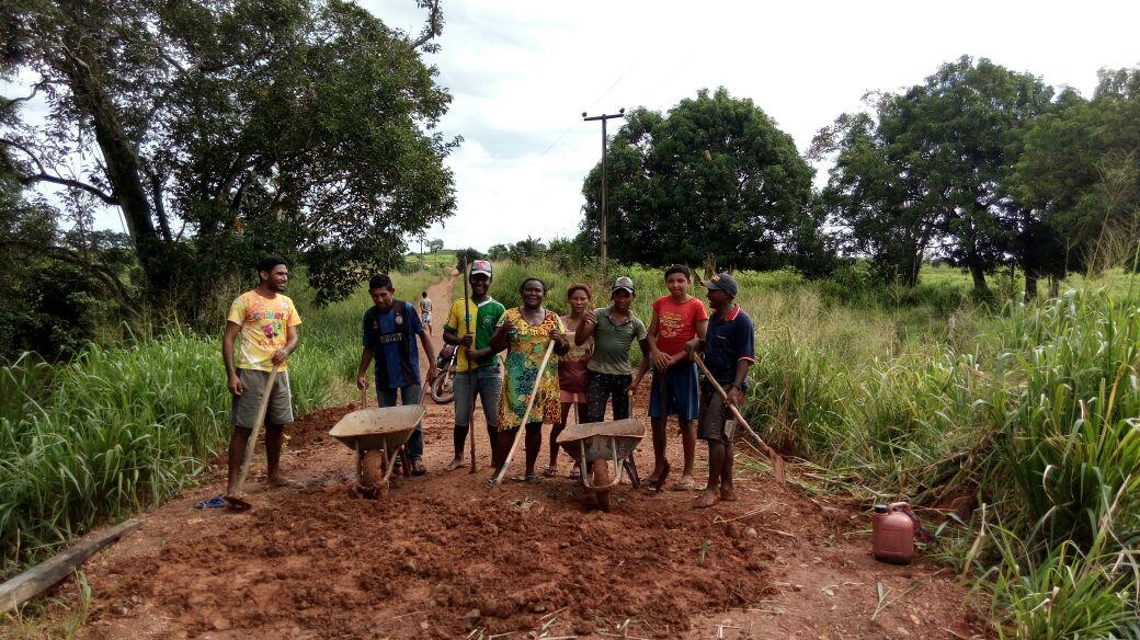 Moradores cansam de esperar e tomam atitude para resolver problemas em estrada de Centro Novo do Maranhão