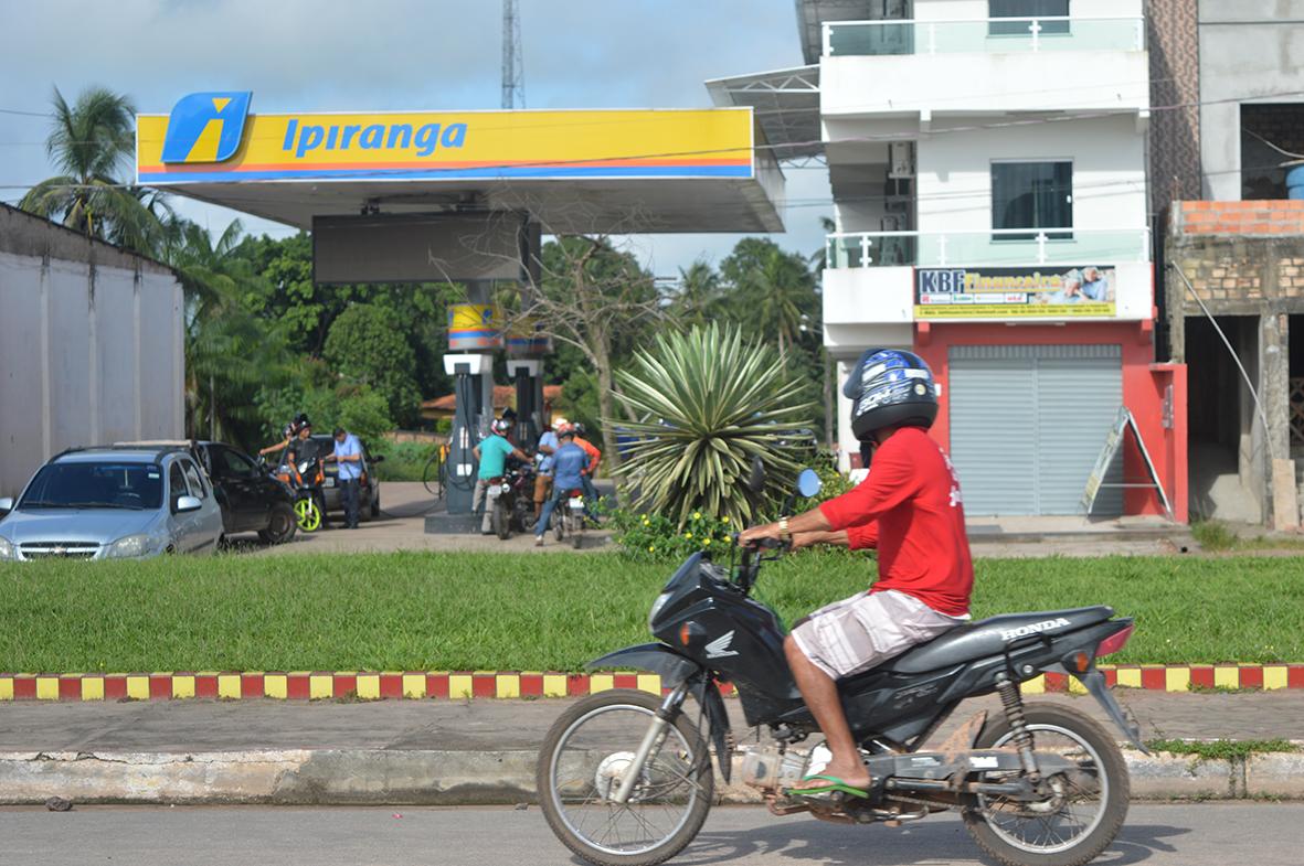 Postos quase sem gasolina e donos de veículos apreensivos em Maracaçumé