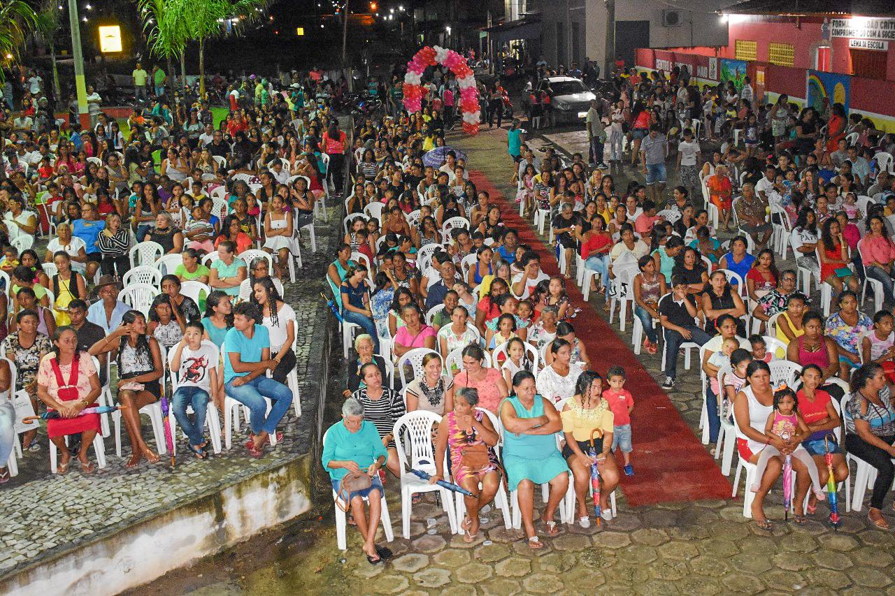 Praça lotada e show de prêmios marcam o Dia das Mães juncoenses