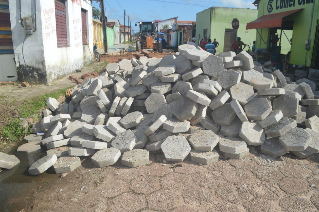 Rua Felipio Camarões recebe serviços emergenciais de recuperação