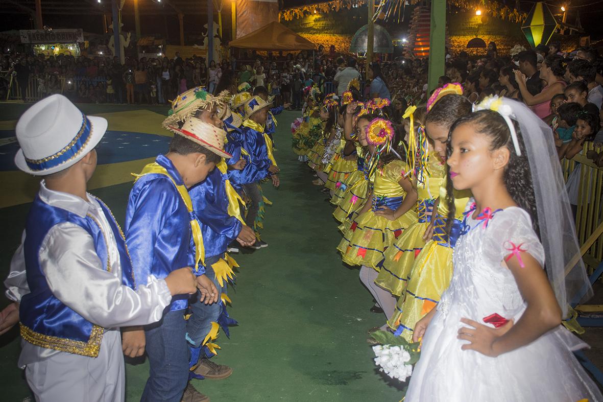 Quadrilhas e danças folclóricas encantam o público na primeira noite do Arraiá do Povão