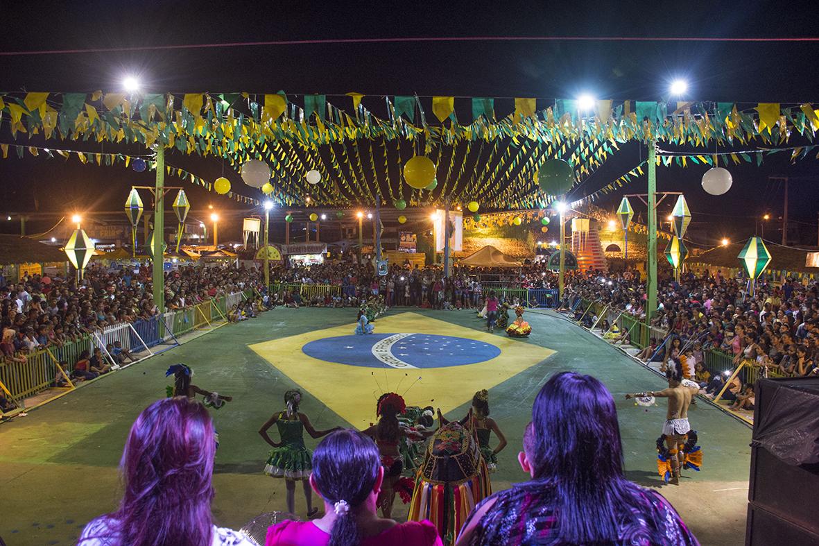 Quadrilhas e danças folclóricas encantam o público na primeira noite do Arraiá do Povão