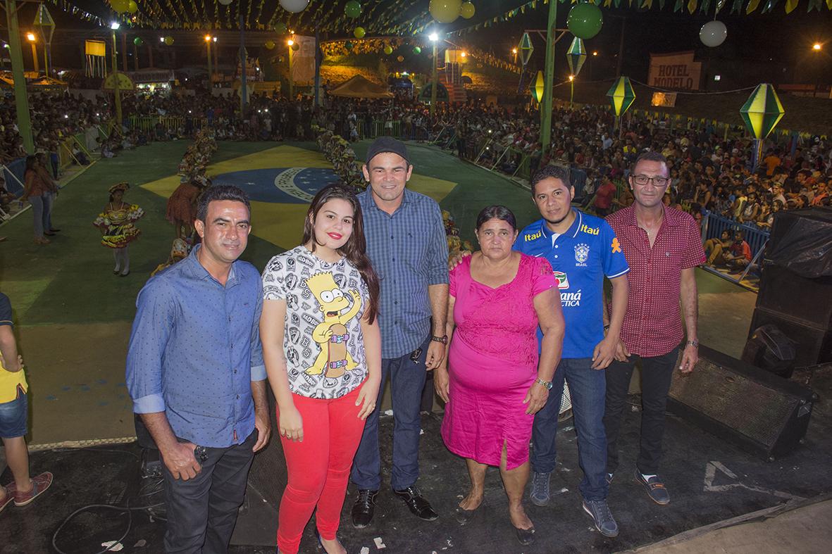 Quadrilhas e danças folclóricas encantam o público na primeira noite do Arraiá do Povão