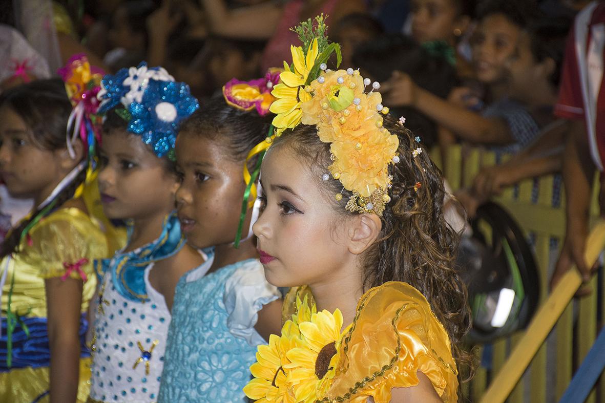 Quadrilhas e danças folclóricas encantam o público na primeira noite do Arraiá do Povão