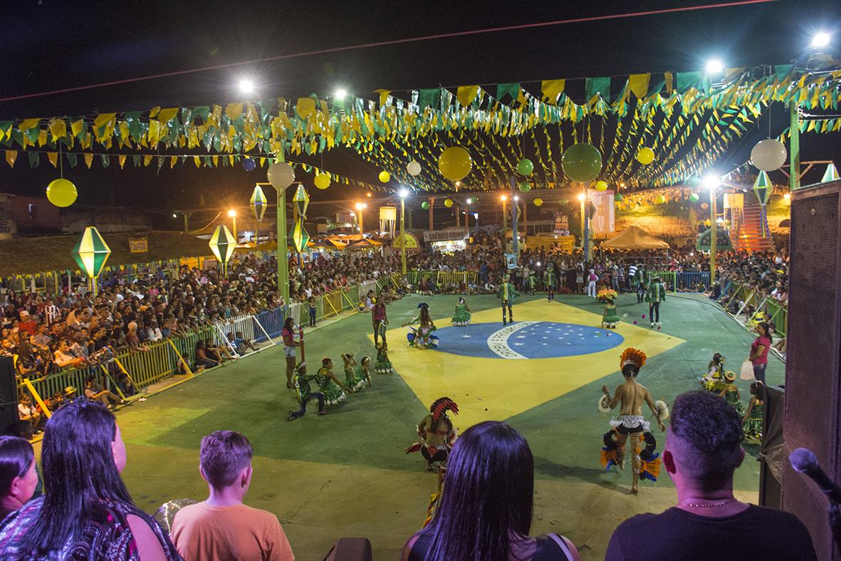 Quadrilhas e danças folclóricas encantam o público na primeira noite do Arraiá do Povão