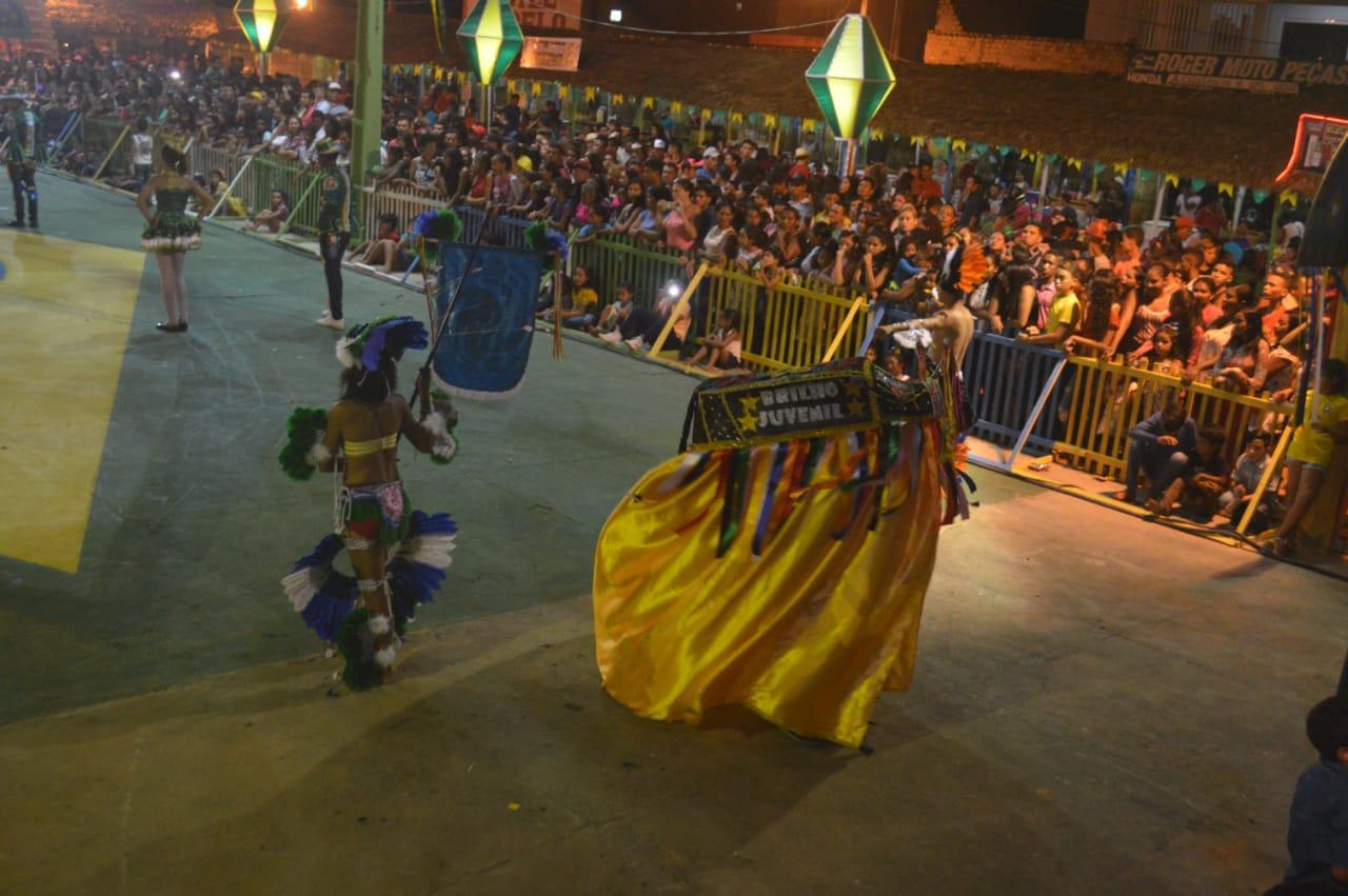 Quadrilhas e danças folclóricas encantam o público na primeira noite do Arraiá do Povão