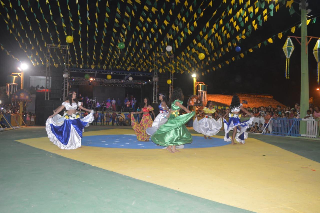 Quadrilhas e danças folclóricas encantam o público na primeira noite do Arraiá do Povão