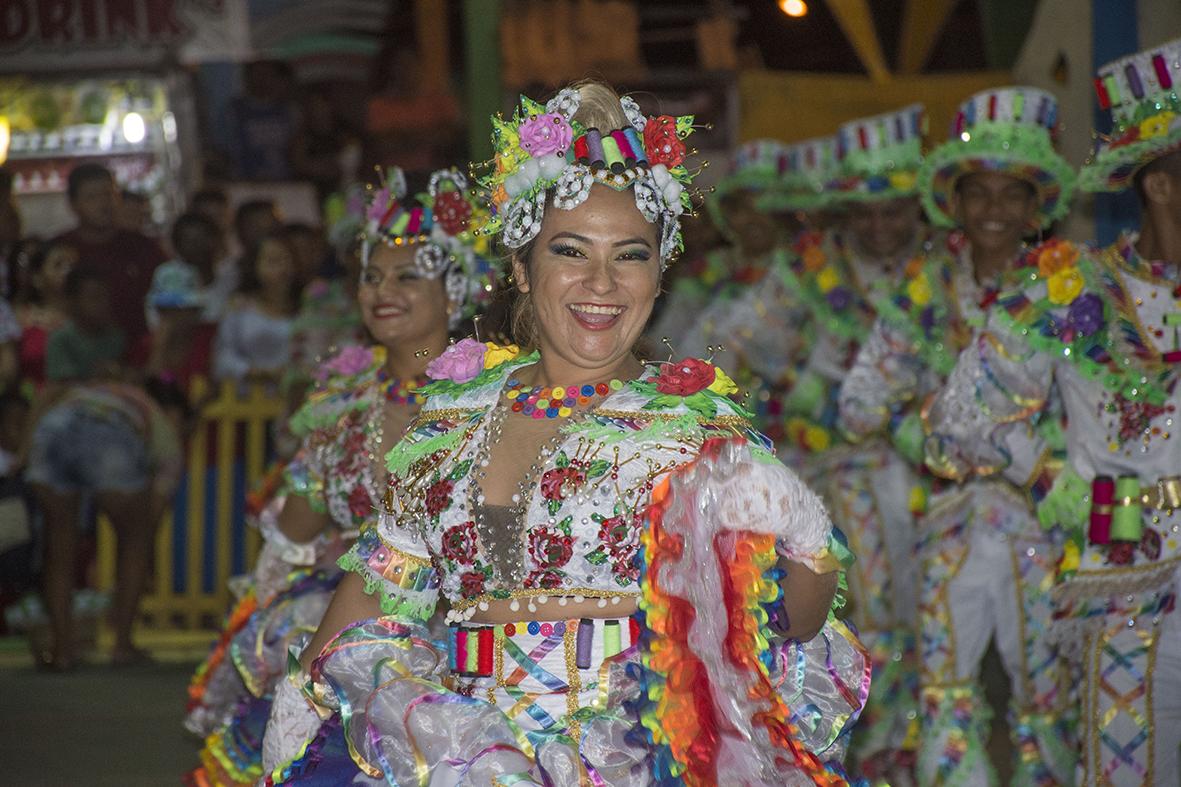 Grandes espetáculos levam o público a euforia em mais uma noite do Arraiá do Povão