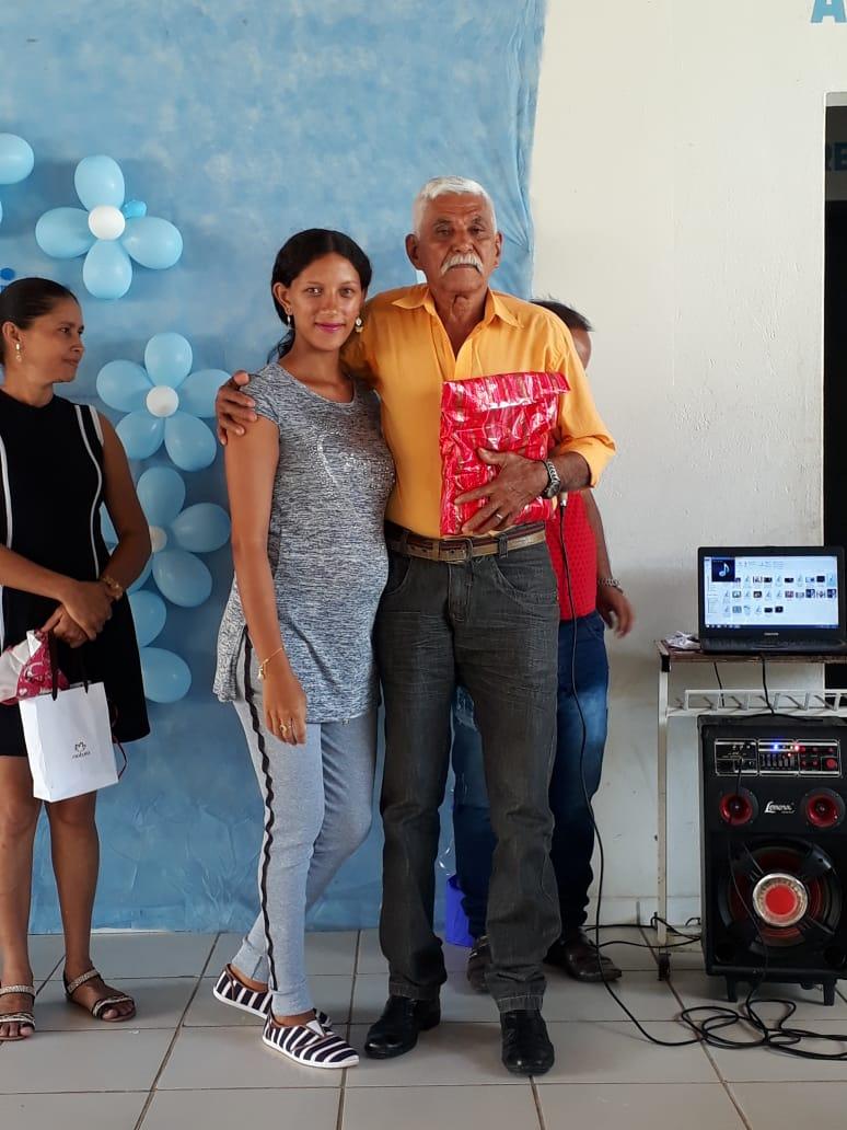 Escolas municipais prestam homenageados aos papais nunesfreirenses