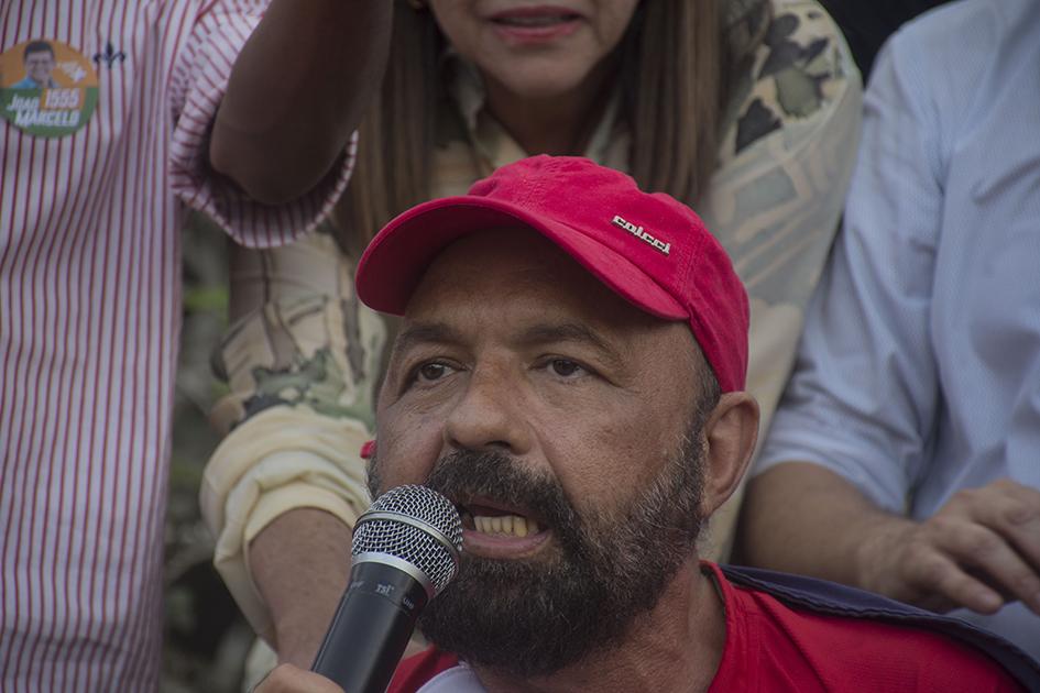 Indalécio ao lado de multidão recebe Roseana em sua residência