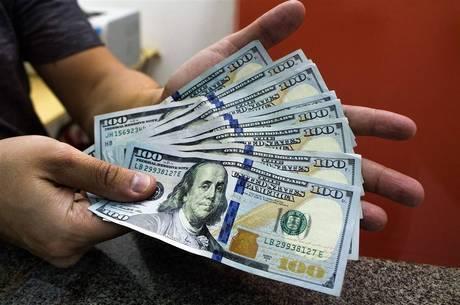 Dólar atinge R$ 4,21 e pode fechar o dia com recorde histórico