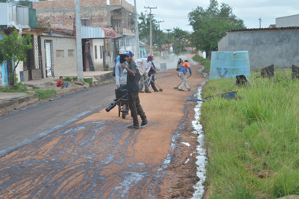 Ruas continuam recebendo asfalto e melhorias na infraestrutura