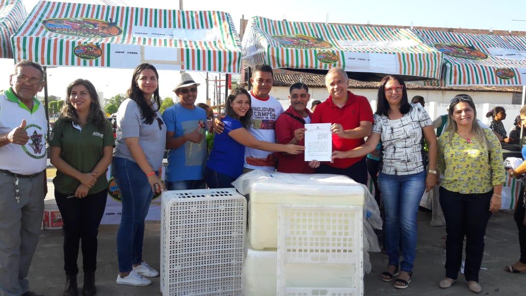 Agricultores recebem kits de agricultura familiar