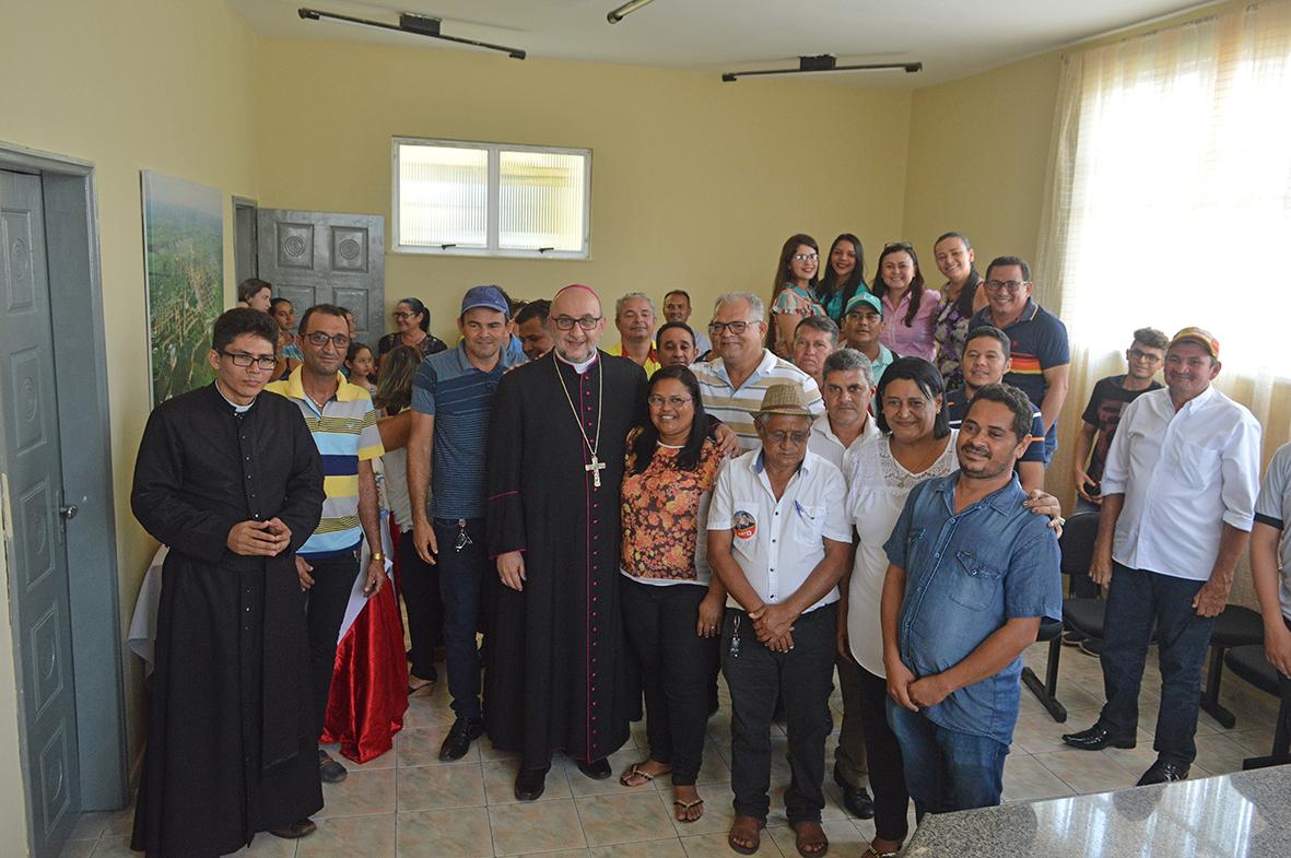 Bispo Dom João Kot visita sede da prefeitura de Maracaçumé