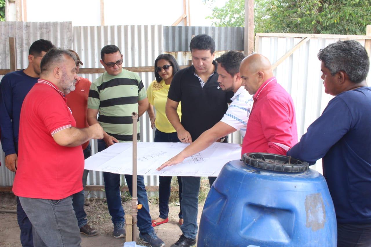 Antonio Batista vistoria inicio da construção da Escola do Estado