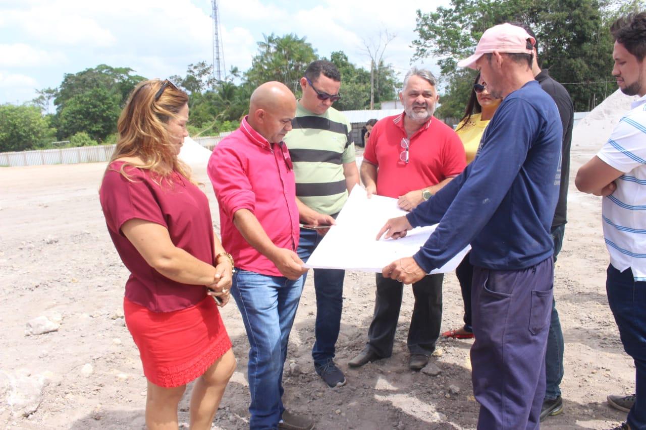 Antonio Batista vistoria inicio da construção da Escola do Estado