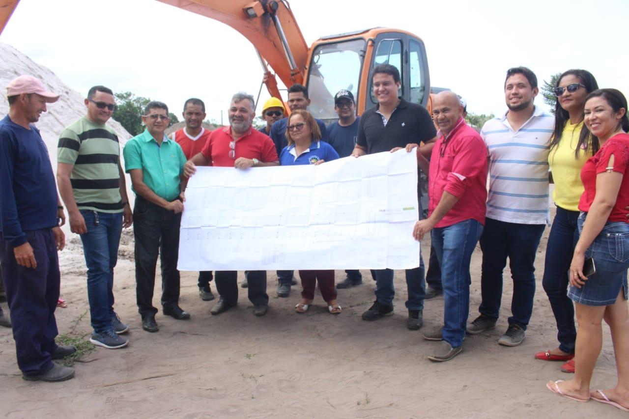 Antonio Batista vistoria inicio da construção da Escola do Estado