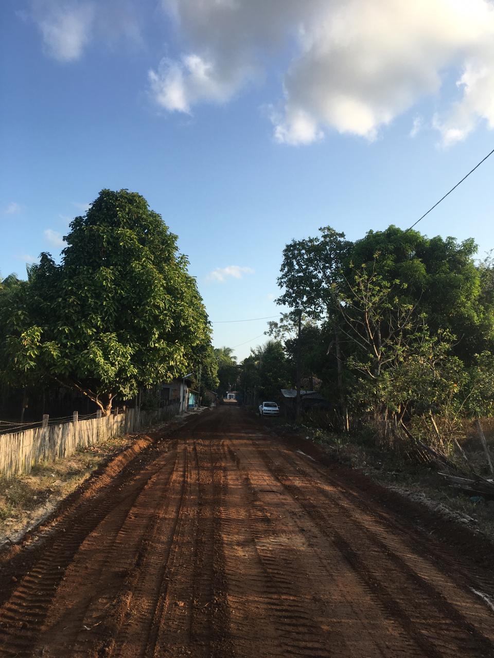 Raspagem e empiçarramento melhoram ruas do Povoado Santo Antonio