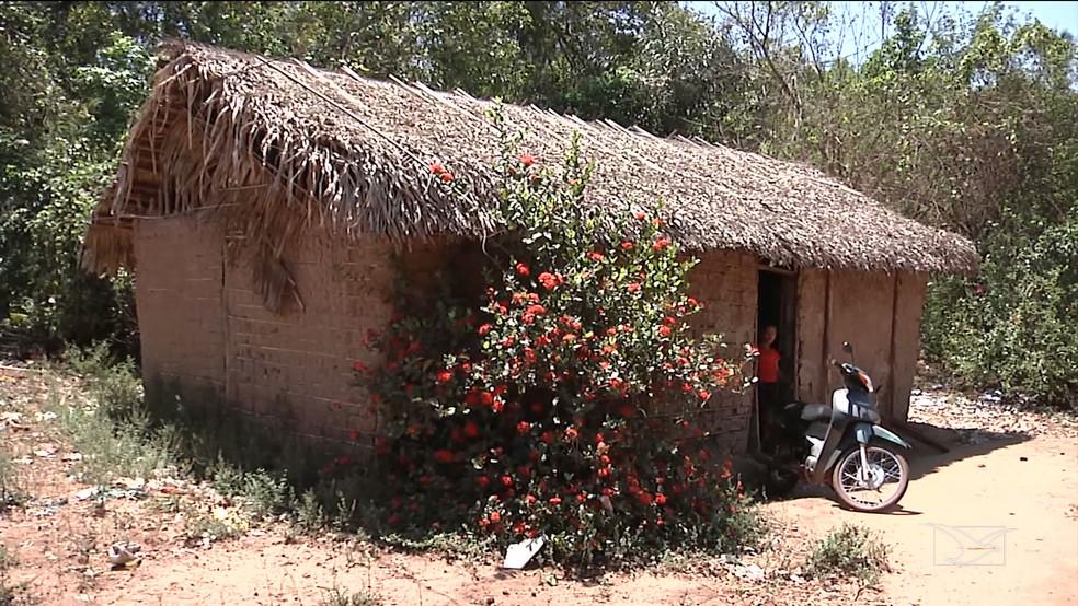 Alunos reclamam da falta de infraestrutura em escola feita de barro em Codó