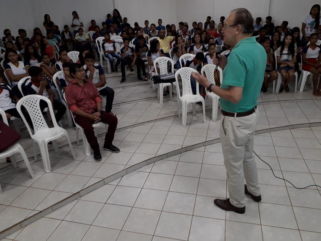 Hamilton Werneck visita complexo educacional que recebe o seu nome