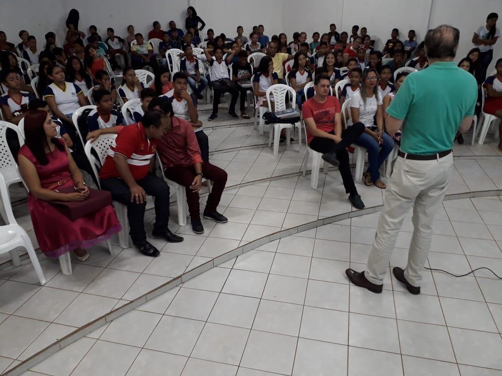 Hamilton Werneck visita complexo educacional que recebe o seu nome