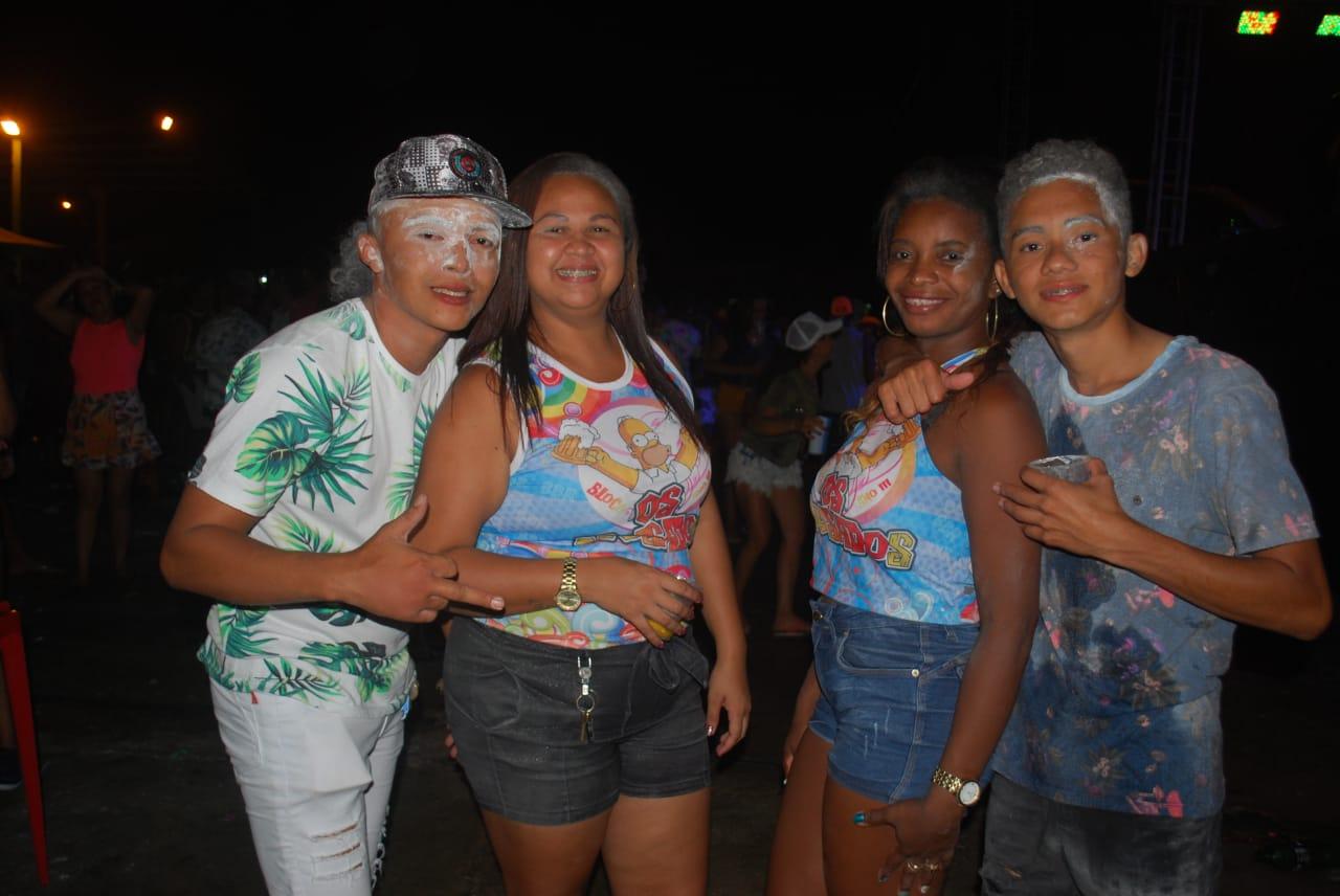 Foliões se divertem nas primeiras noites do Carnaval do Povão