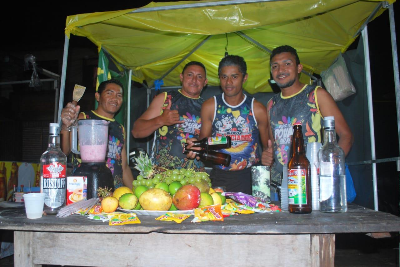 Foliões se divertem nas primeiras noites do Carnaval do Povão